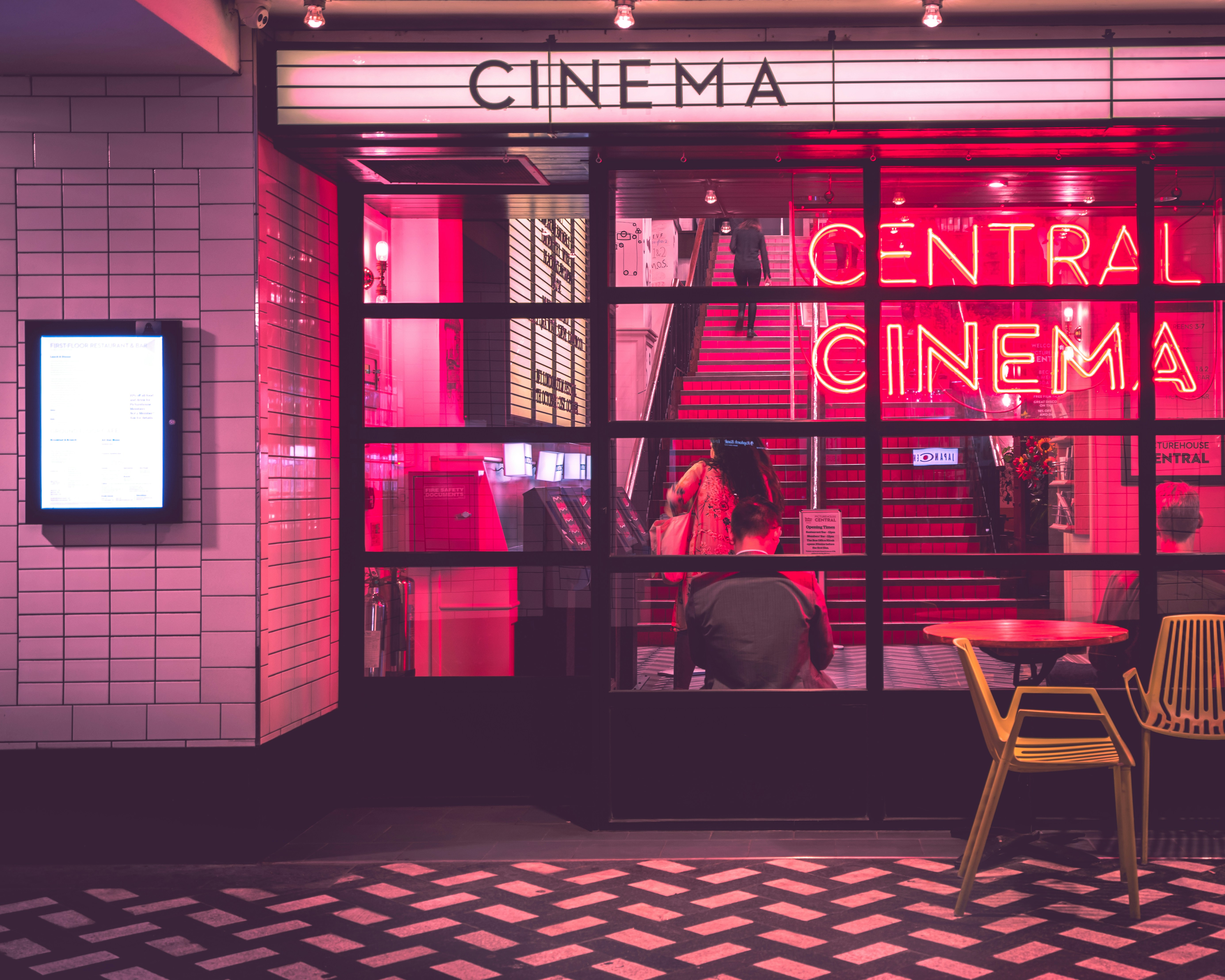Entrada de cine con luces de neón